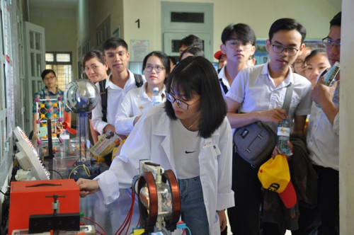 Trải nghiệm thú vị của học sinh các trường THPT tại Khoa Vật lý - Đại học sư phạm Đà nẵng